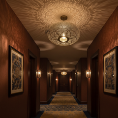 Lustre marocain en cuivre de luxe aux motifs artisanaux et lumière chaleureuse