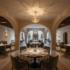 Lustre marocain en cuivre de luxe aux motifs artisanaux et lumière chaleureuse