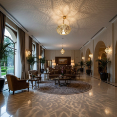 Lustre marocain en cuivre de luxe aux motifs artisanaux et lumière chaleureuse