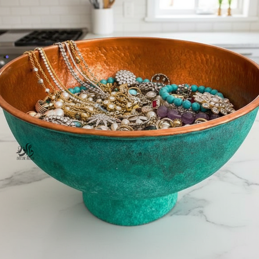 Bol décoratif en métal haut de gamme, finition vert patiné et intérieur cuivré