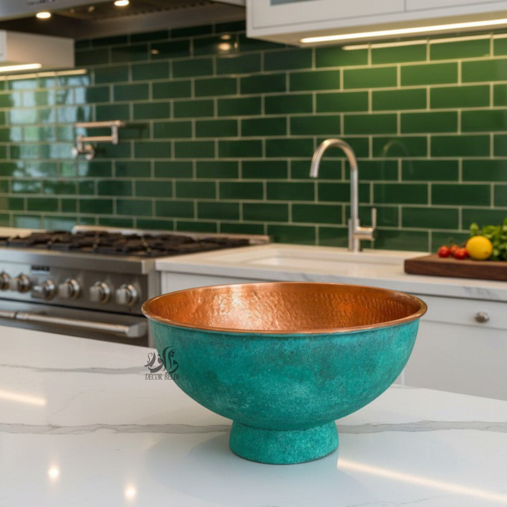 Bol décoratif en métal haut de gamme, finition vert patiné et intérieur cuivré