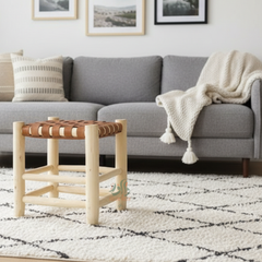 Banc artisanal en bois avec assise tressée à la main | Design naturel et élégant pour balcon et intérieur