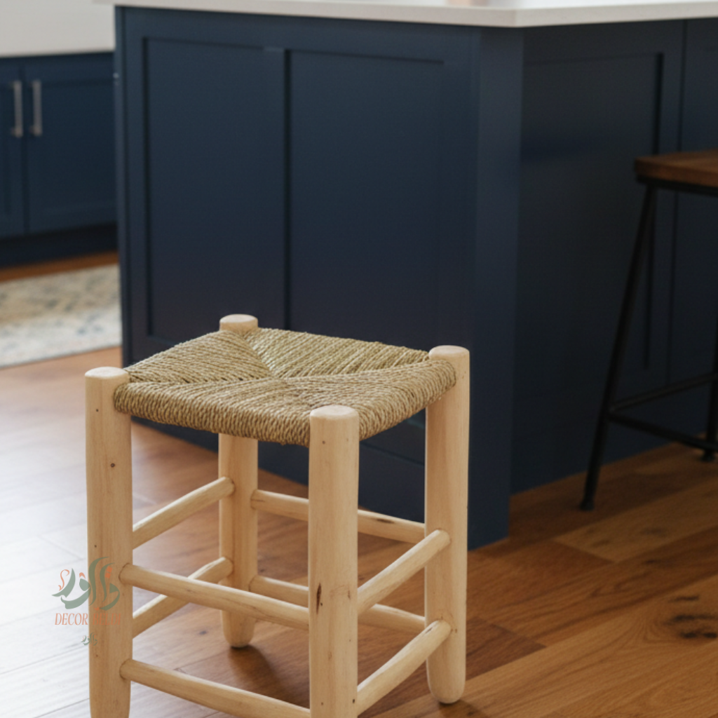 Tabouret artisanal en bois avec assise tressée à la main | Style naturel et élégant pour balcon et intérieur