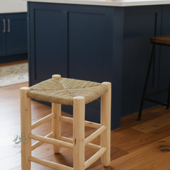 Tabouret artisanal en bois avec assise tressée à la main | Style naturel et élégant pour balcon et intérieur