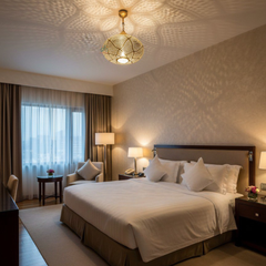 Lustre marocain en cuivre de luxe aux motifs artisanaux et lumière chaleureuse